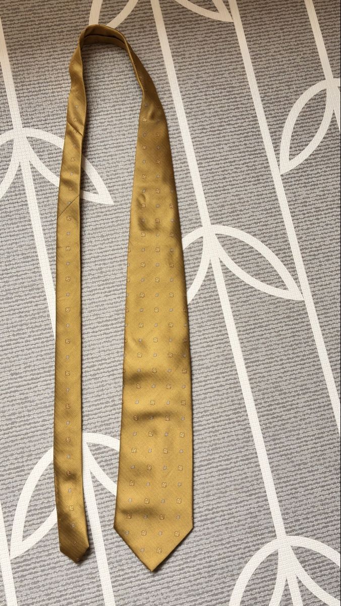 Cravatte: Classic Man Tie Gold Geometric Pattern Men Necktie – Usato da Untersiggenthal venduto da mic_ksv9