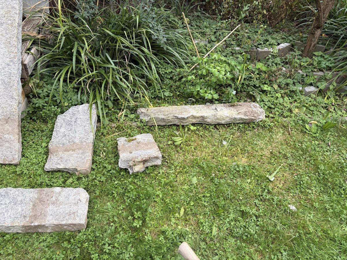 Pietre & tegole: Granit Palisaden Set diverse Gössen – Usato da Olten venduto da MrSimpson 1