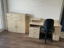 Schreibtisch mit Bürostuhl, Schrank & 2 Bücherregale