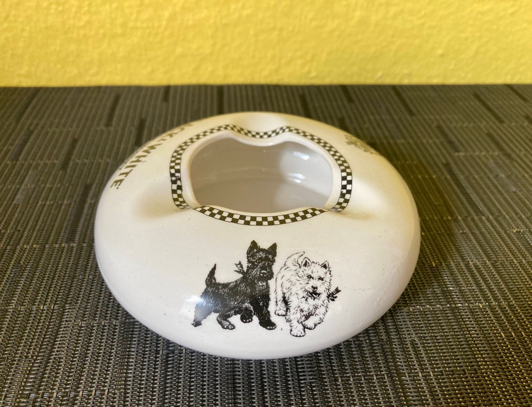 Aschenbecher: Aschenbecher Black & White Whisky Hunde – Gebraucht aus Zürich von cornetto55 1