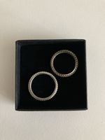 Silberne Ringe mit Steinen