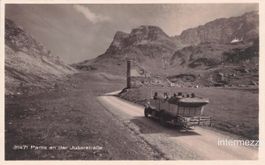 Julier GR // 1929 Postauto Oldtimer Menschen belebt