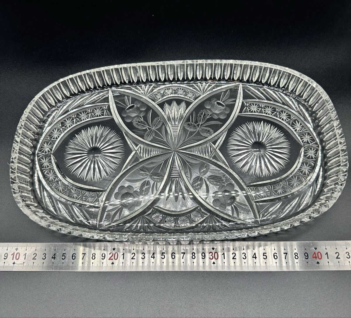 Piatti di portata: Vintage Crystal Serving Dish, Elegant Cut Glass Design – Usato da Villmergen venduto da JacRon