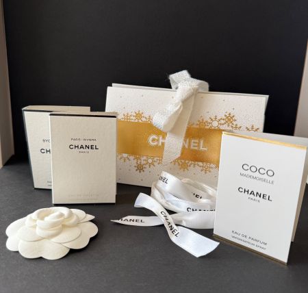CHANEL - Parfumminis  Papierbox Kamelie Geschenksband