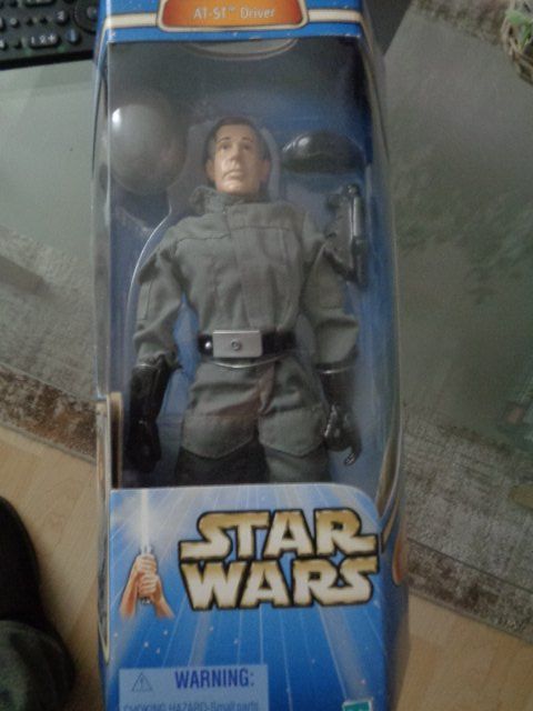 Hasbro Statuette: Star Wars Hasbro  AT ST Driver – Usato da sargans venduto da Angamar