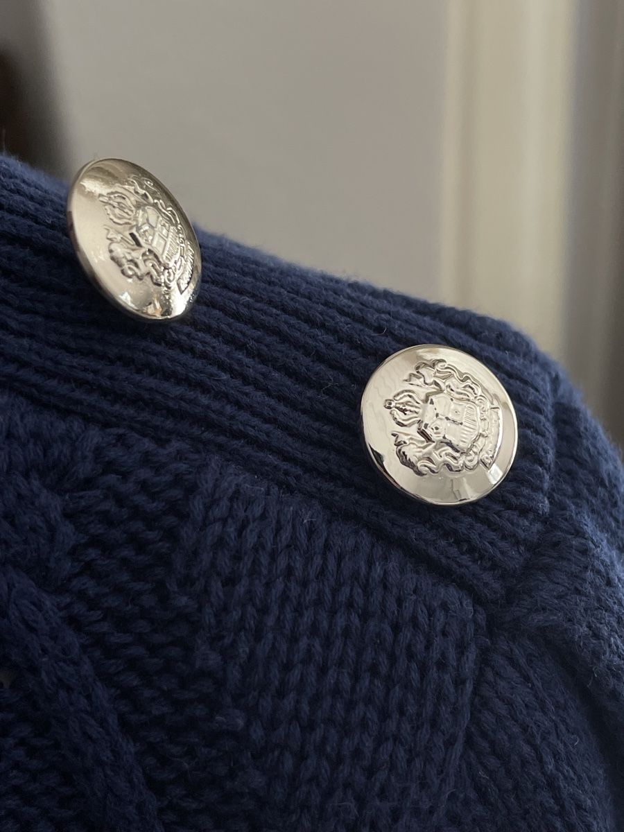 Maglioni & Felpe: OASIS – Dunkelblauer Strukturpullover mit Zierknöpfen – Usato da Winkel venduto da Glamour-Style 1