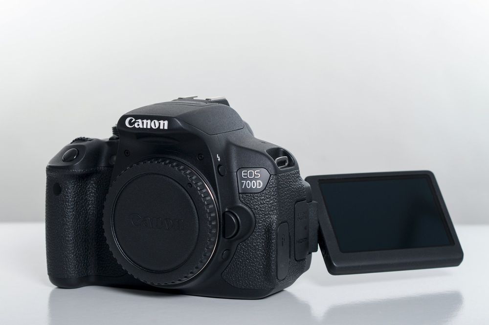 Canon EOS 700D DSLR Camera (Renewed) - 18MP, 3" LCD, Full HD Video