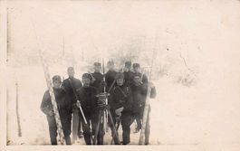 Sappeure mit Messlatten im Schnee, Fotokarte um 1915-20