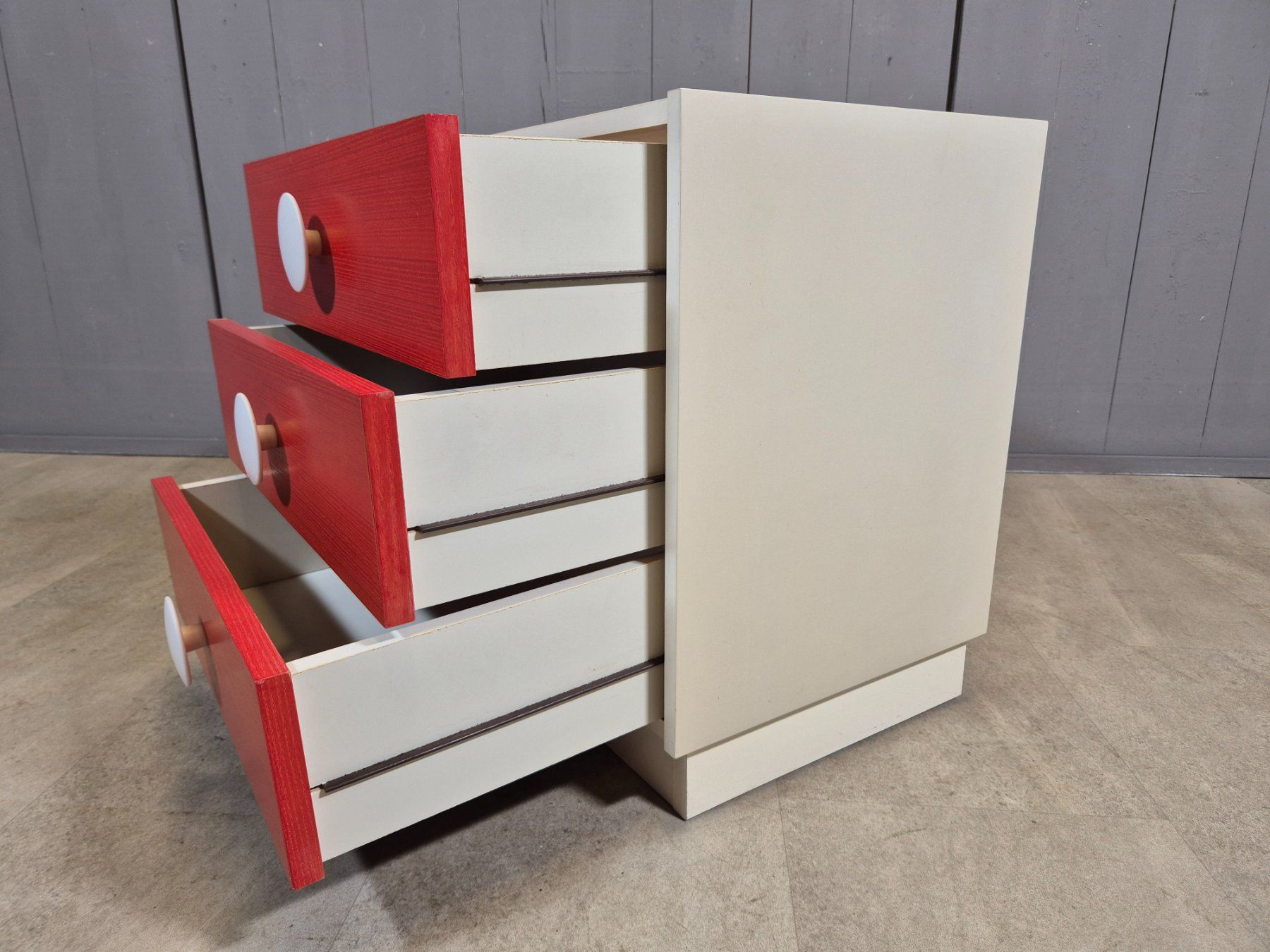 Nachttische: Vintage 1970 Schubladenkommode Massive Nachttisch Holz – Gebraucht aus Nottwil von Wondewa-Shop 3