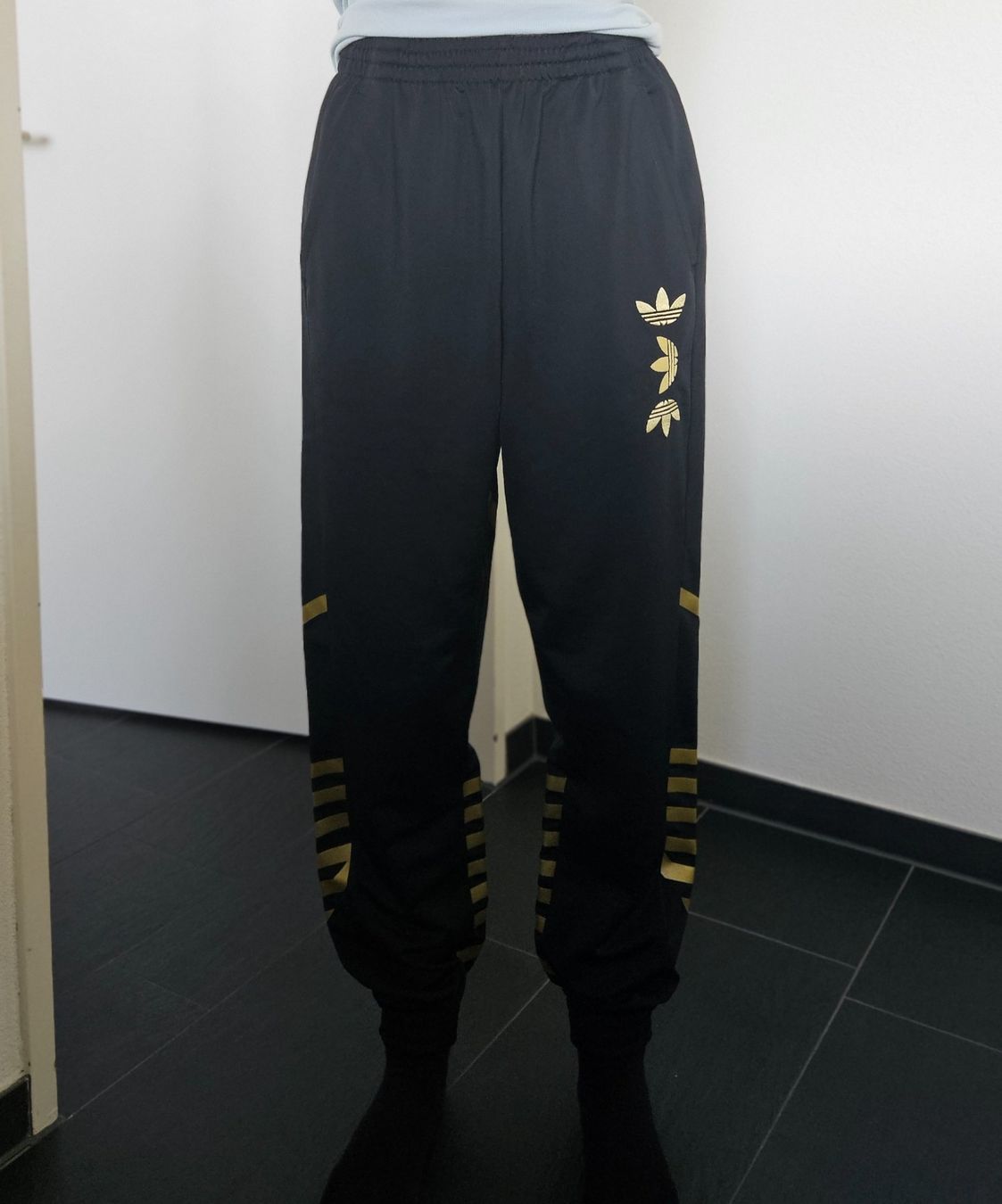 Adidas Pantaloni: Adidas Jogginghose, schwarz/gold, Gr. S – Usato da Hettlingen venduto da Leaena279 4