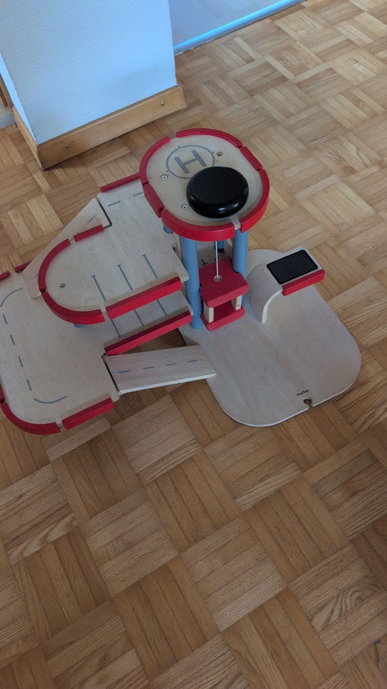 Hape Spielzeuge: Autogarage Holz – Gebraucht aus Bonaduz von ChristinaCh