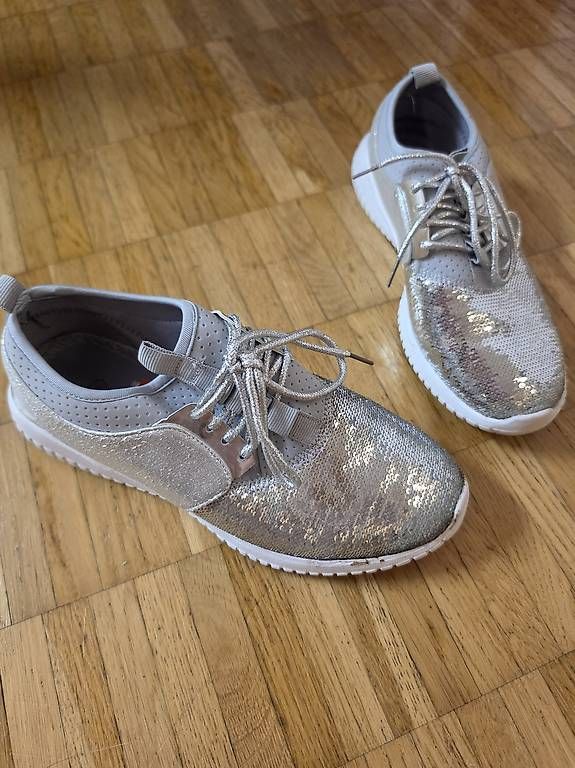 Damenschuhe: Sneaker silber mit Pailetten – Gebraucht aus Rieden AG von Sandra_Waldburger