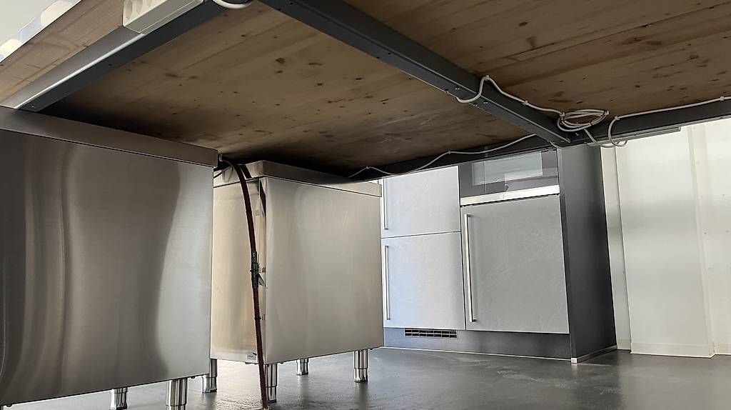 Bureaux: Chromstahl-Arbeitstisch mit Korpus – D'occasion à Guntershausen par Coast 4