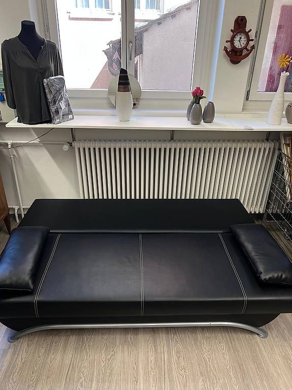 Sofas: Schlafsofa schwarz Leder klappbar – Gebraucht aus Schaffhausen von Galleria13_Brocki_SH 3