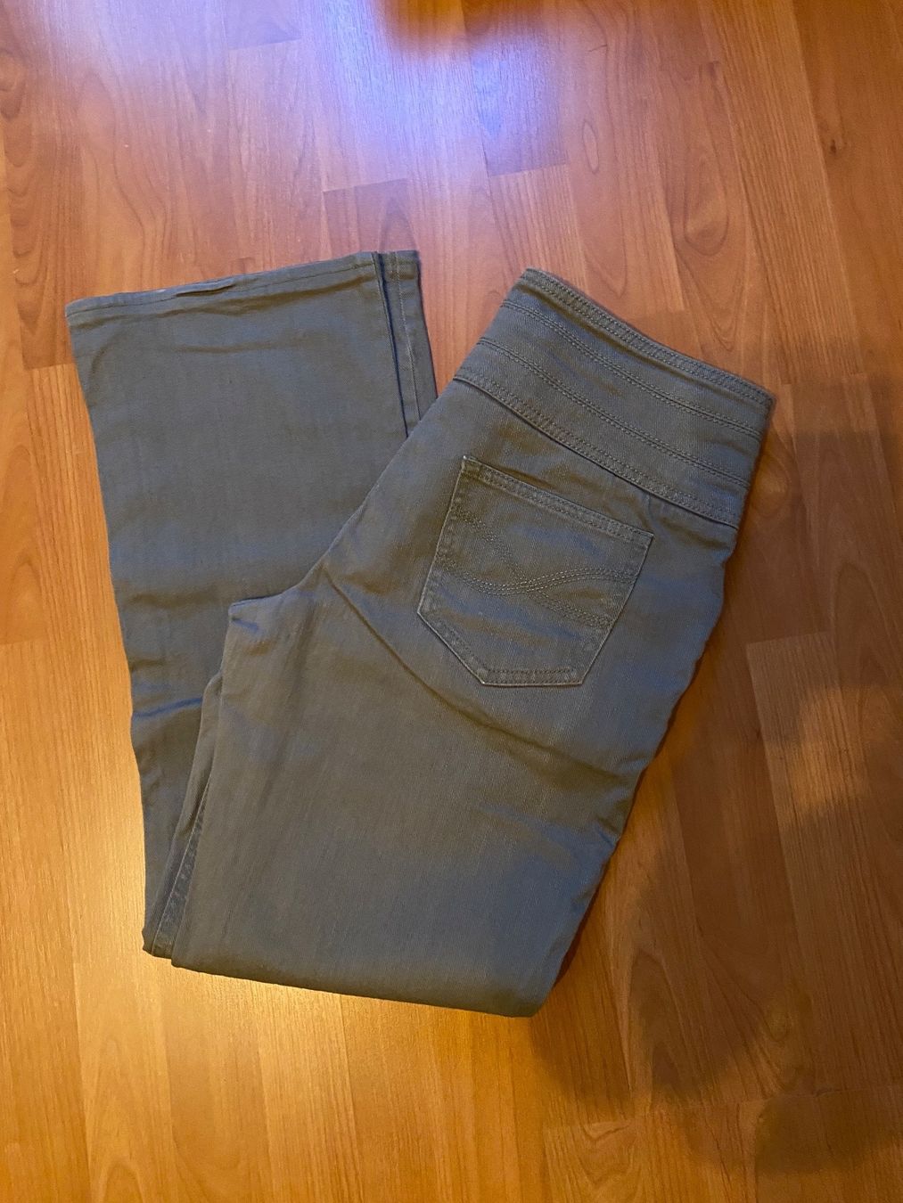 Jeans: Damen Jeans Bootleg 40 pinegrün – Usato da Balsthal venduto da Uroby