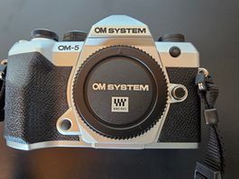 OM System OM-5 Mark II-Topzustand, silber, kaum benutzt