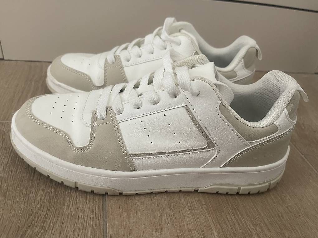 Damenschuhe: Damen Sneaker weiss/beige Gr. 38 Turnschuh – Gebraucht aus Reinach BL von present4you 2