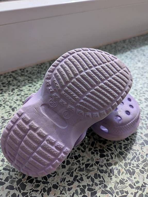 Schuhe für Mädchen: Sandalen Crocs 20 – Gebraucht aus Langnau im Emmental von MartinaZ86 1