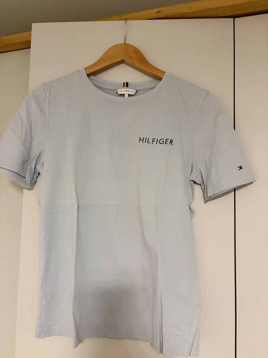 Tommy Hilfiger T-shirts: Zommy Hilfiger Shirt – D'occasion à Henau par martina_1998