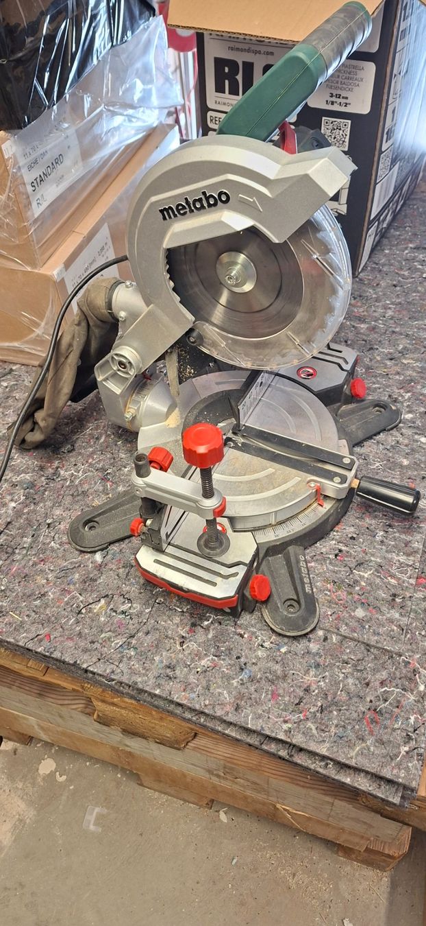 Tutte le macchine: Metabo Kappsäge,  KS 216 M Lasercut – Usato da Beatenberg venduto da drachenberg 2