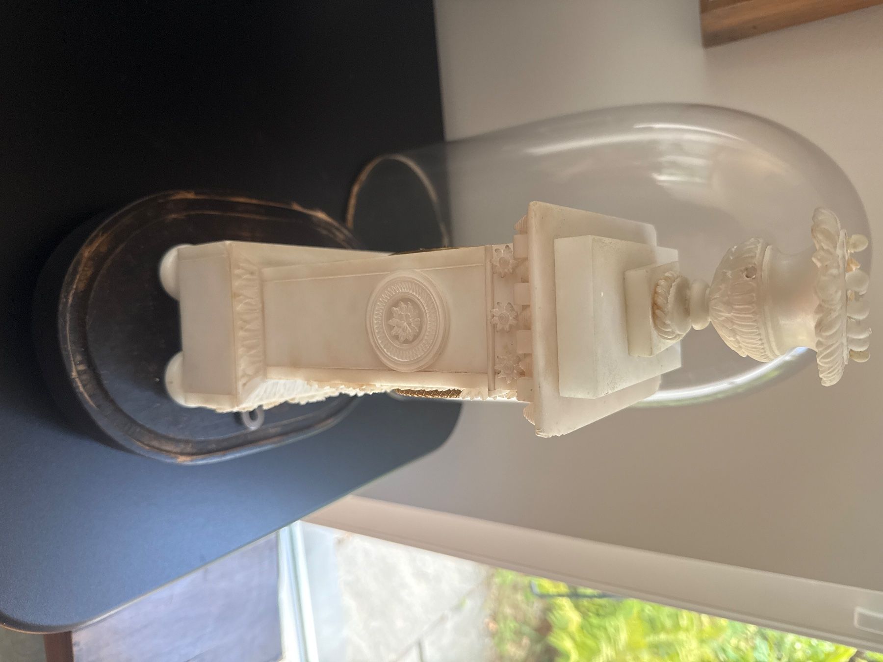 Orologi da terra & Orologi da parete: Antike Uhr aus Alabaster mit Glasglocke – Difettoso da Zürich venduto da M__p 1