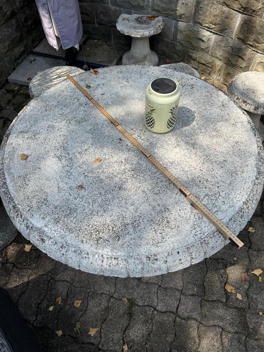 Set di tavolo e panche: Steintisch mit 6 Stühlen – Usato da Buch am Irchel venduto da 62726