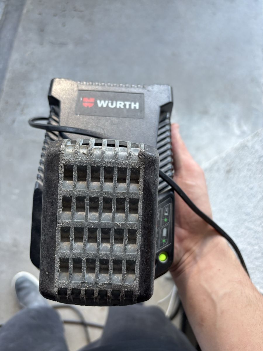 Würth Caricatori & Batterie: Würth Ladegerät mit 2x Akku – Usato da Bärau venduto da Luschwa 2