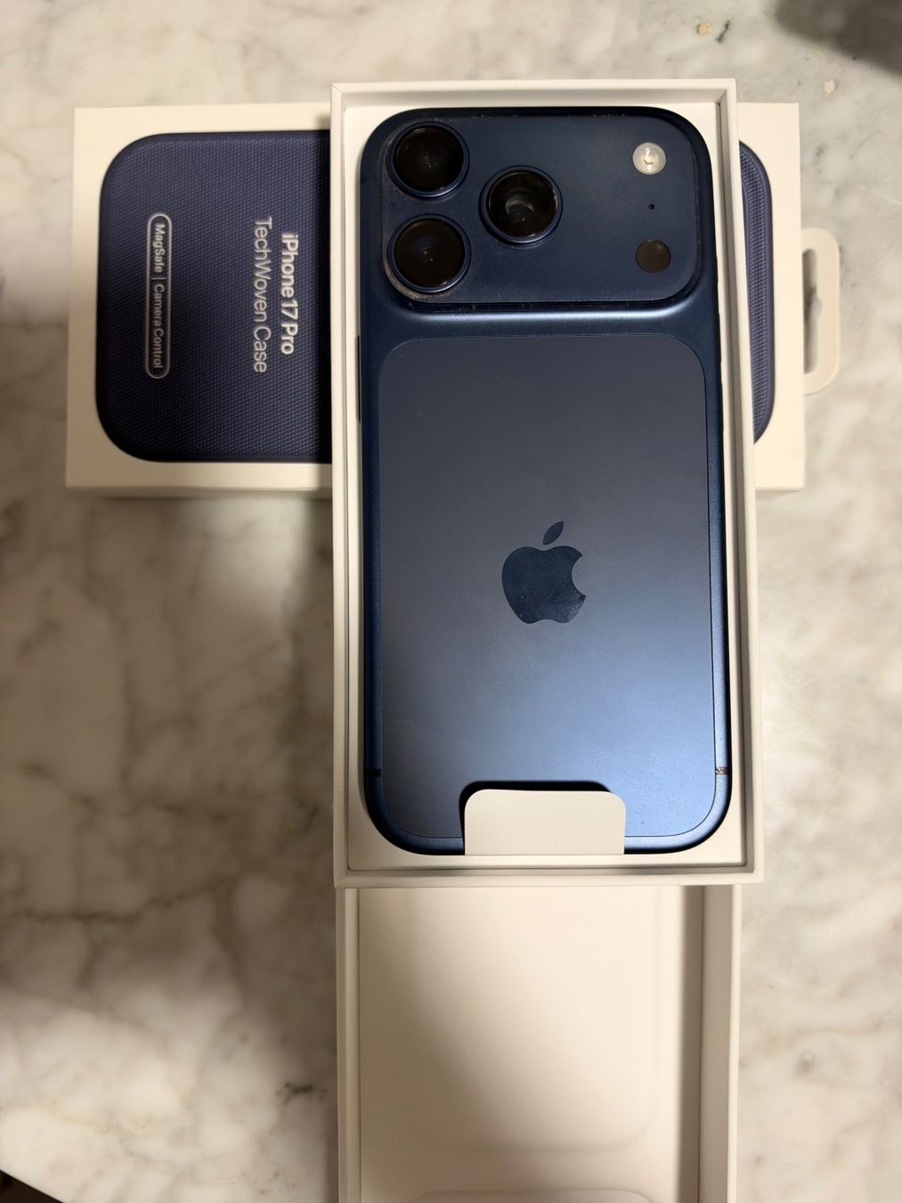 Apple Telefoni cellulari / Smartphones: Apple iPhone 17 Pro 256GB Deep Blue – Nuovo (secondo la descrizione) da Zürich venduto da Ensonador 1