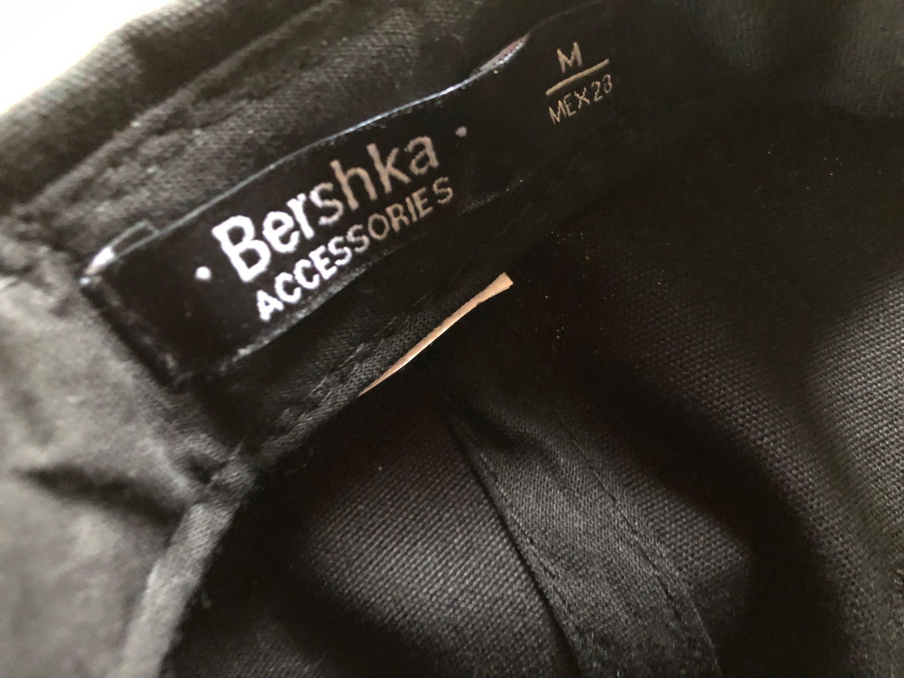 Autres vêtements femmes: Cap schwarz – Neuf (Voir description) à Schübelbach par Dolly990_2 1