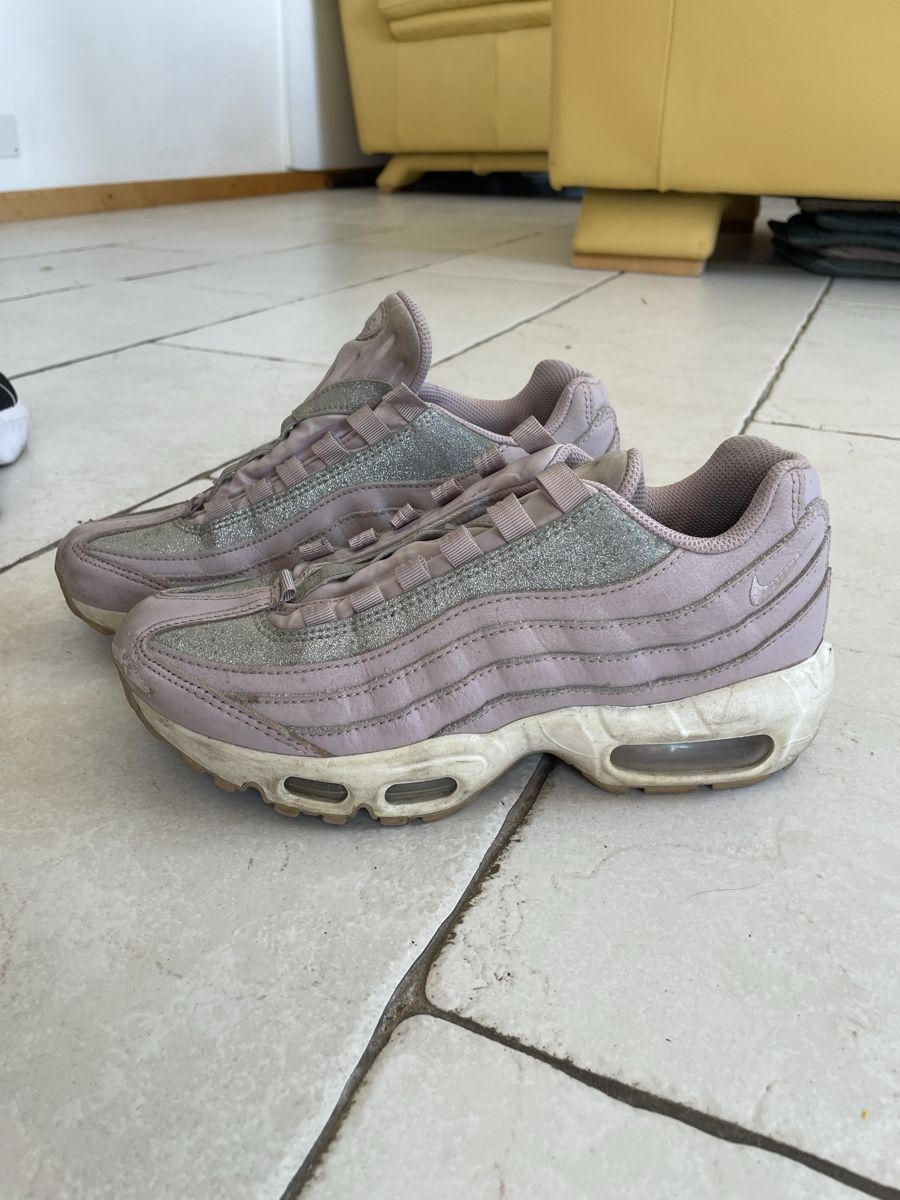 Nike Scarpe da donna: Paire de Nike – Usato da Lavigny venduto da Lea_9rxv 1