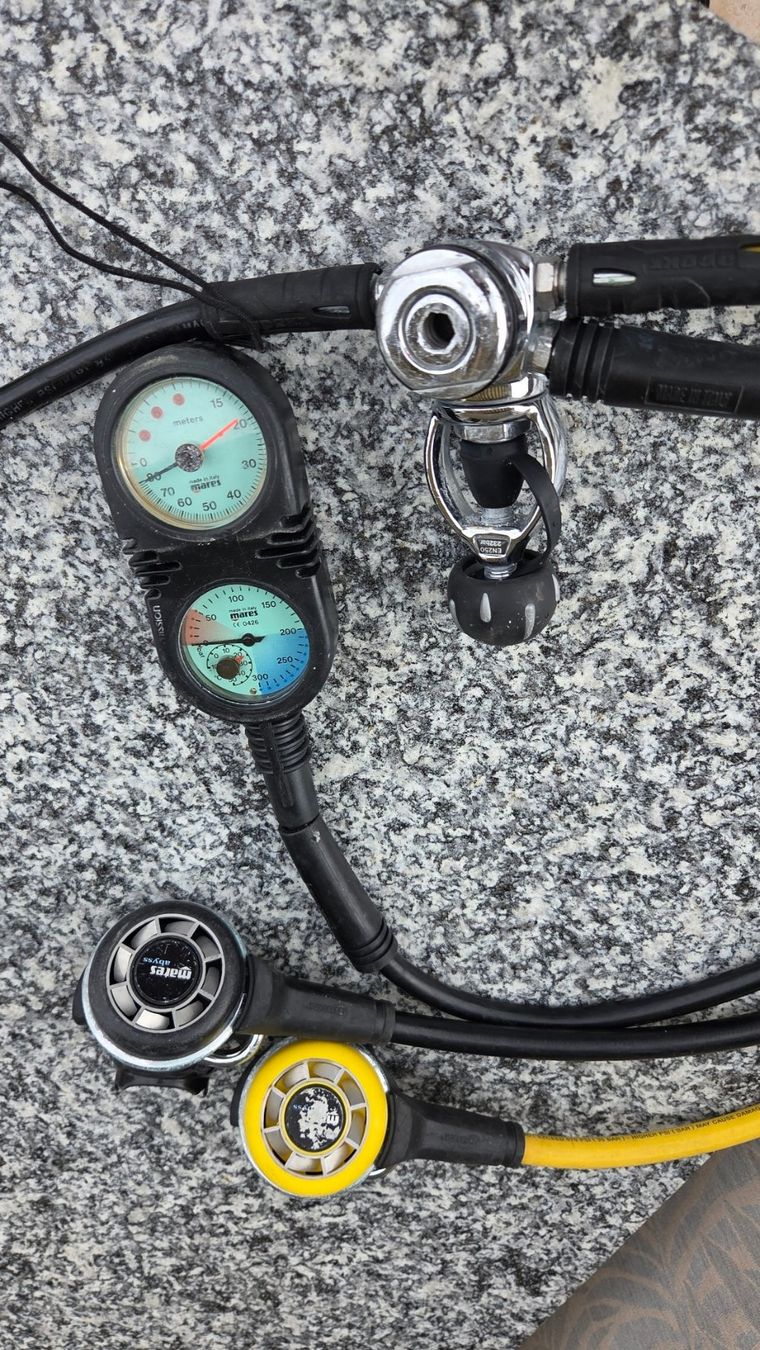 Mares Atemregler & Jackets: Atemregler Mares Abyss Set mit Konsole gebraucht – Gebraucht aus Bergdietikon von bergschneemann
