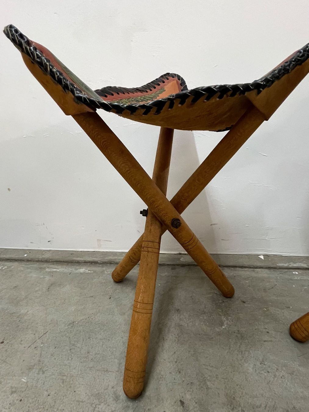 Hocker: afrikanische Dreihocker – Gebraucht aus Zürich von Levelart 1