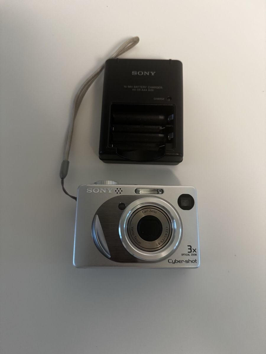 Sony Appareil photo: Sony Cyber-shot DSC-W1 Digitalkamera - Silber – D'occasion à Triboltingen par _Beni 3