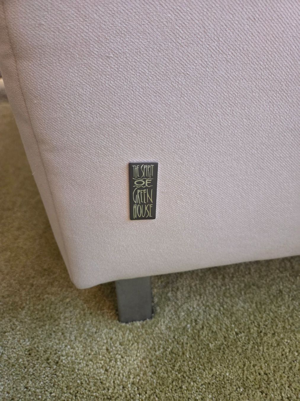 Sofas: Grosses helles Sofa mit div. Kissen – Gebraucht aus Guntershausen von luckyzucky 1
