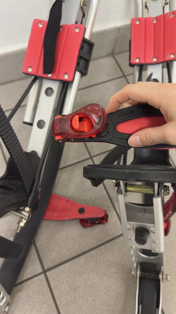 Hometrainer: Sprungstelzen/ Känguruschuhe – Usato da Luzern venduto da Angimel 1