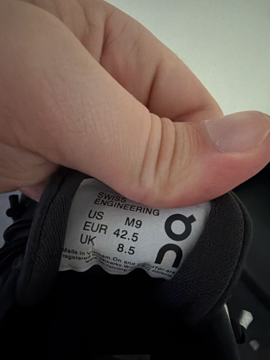 On Herrenschuhe: ON Cloud Waterproof Gr. 42.5 Schwarz – Gebraucht aus Möhlin von romano19 5