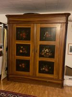 alter Bauernschrank mit Bauernmalerei