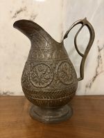 Antiker Krug aus Messing, orientalisch verziert.