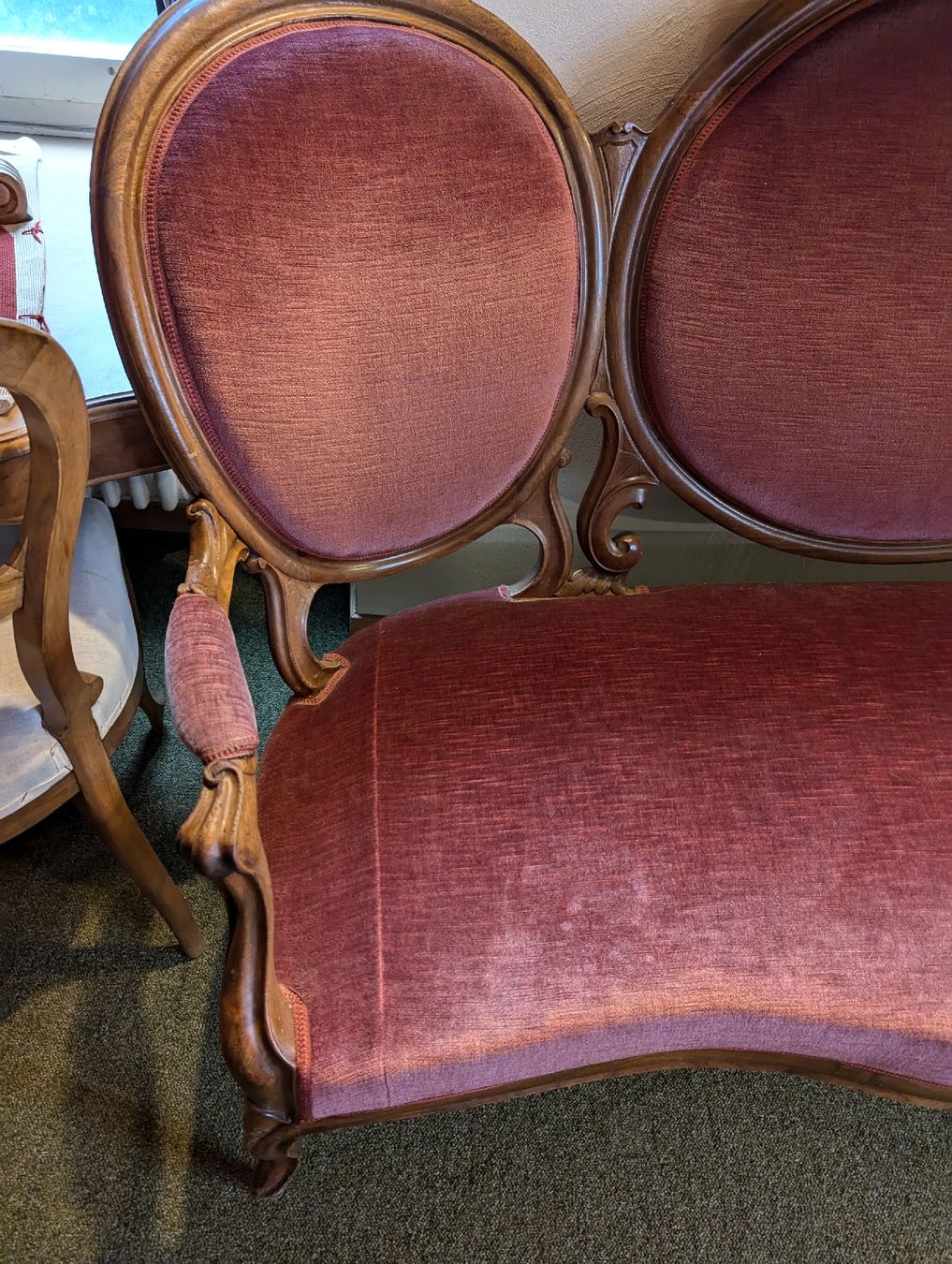Sofas: Antikes Sofa, Holz geschnitzt, roter Samtbezug – Gebraucht aus Stäfa von MichaelHiu 1