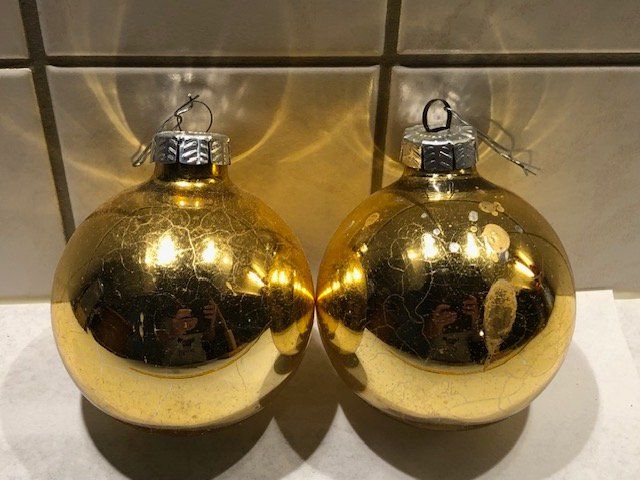 Alle Dekorationen: Duo ältere, grosse Weihnachtskugeln, goldfarben – Gebraucht aus Gossau/ZH von amazonas66