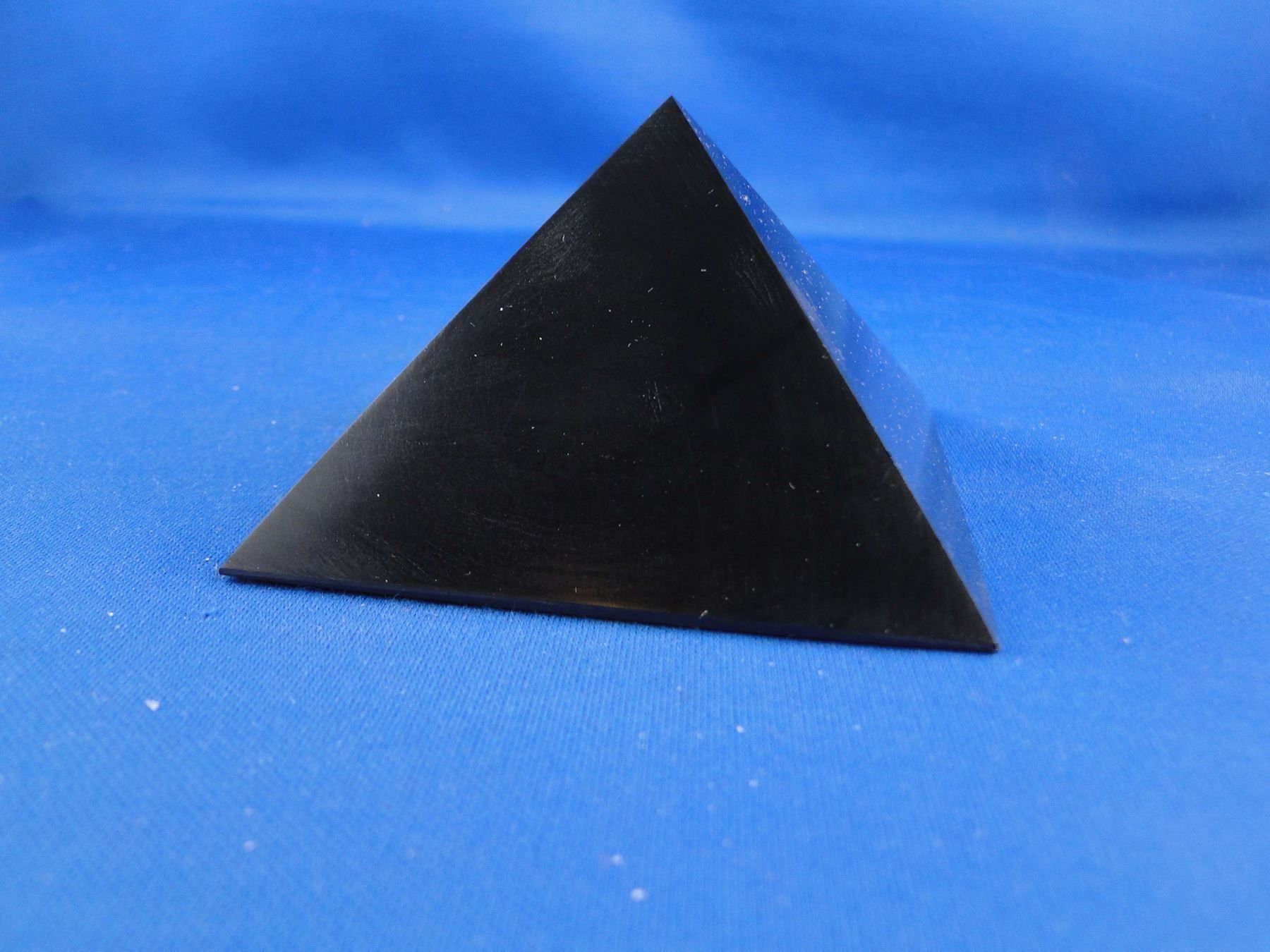 Minerali & Pietre curative: Shungit-Pyramide 12cmx12cm  poliert – Usato da Schinznach Bad venduto da Demerald 1