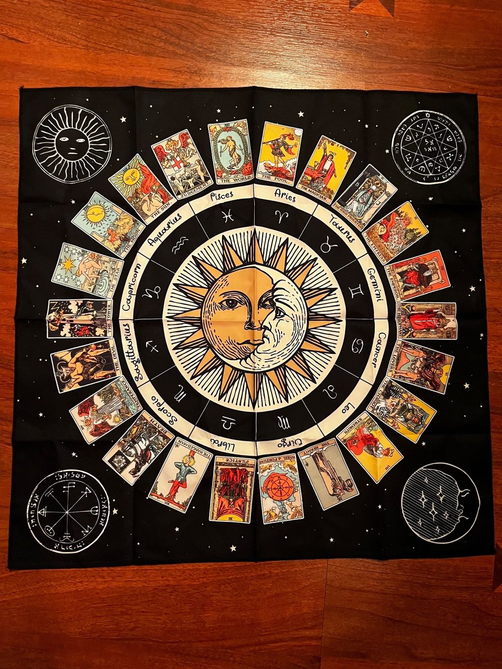 Tutte le decorazioni: Altartuch mit Tarot und Sternzeichen – Nuovo e nell'imballaggio originale da Gams venduto da Mariawicca
