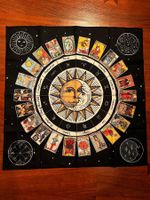 Altartuch mit Tarot und Sternzeichen