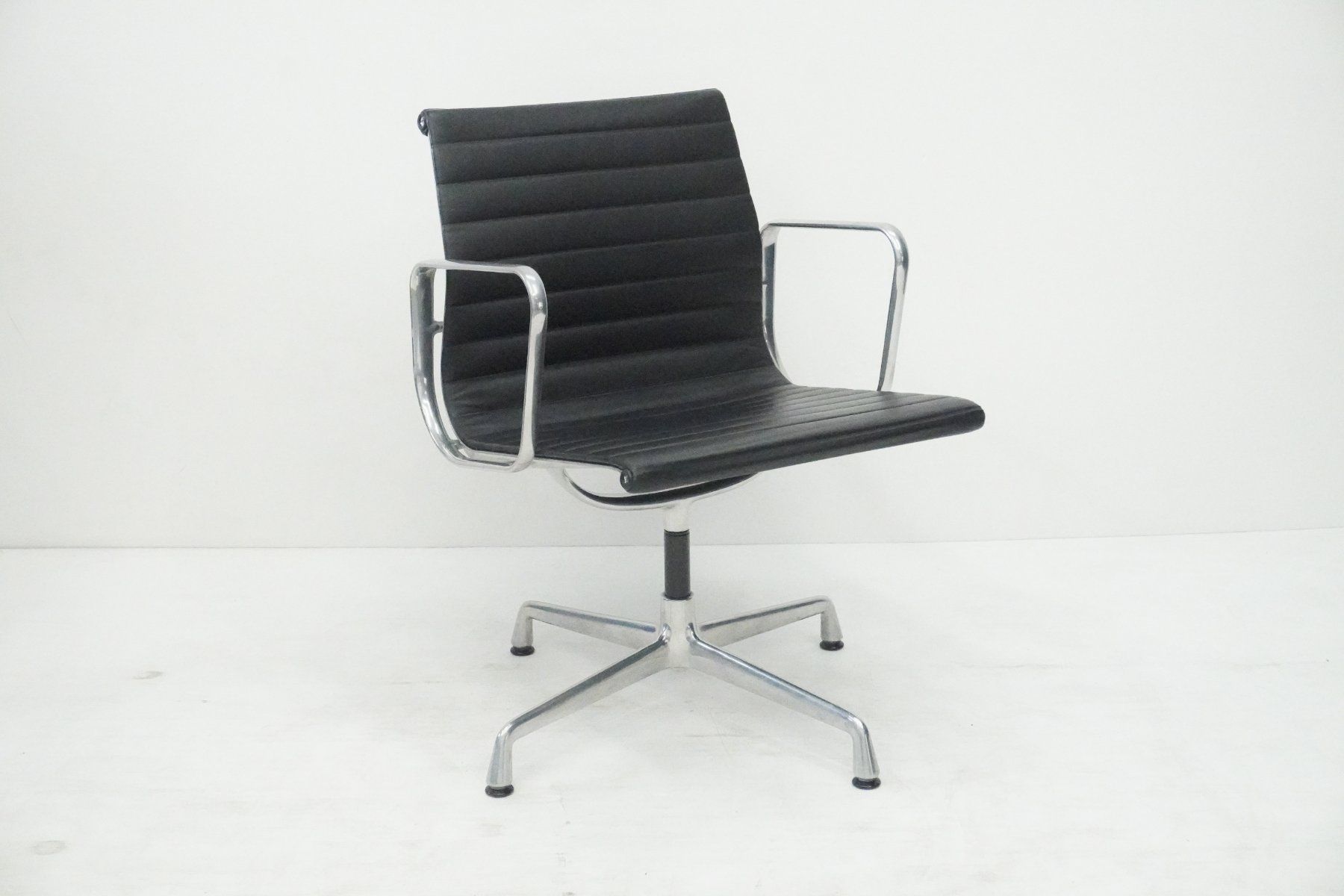 Vitra Stühle: Original Vitra Eames Alu Chair EA108 Leder Designklassiker – Gebraucht aus Bad Zurzach von QLASSIQ
