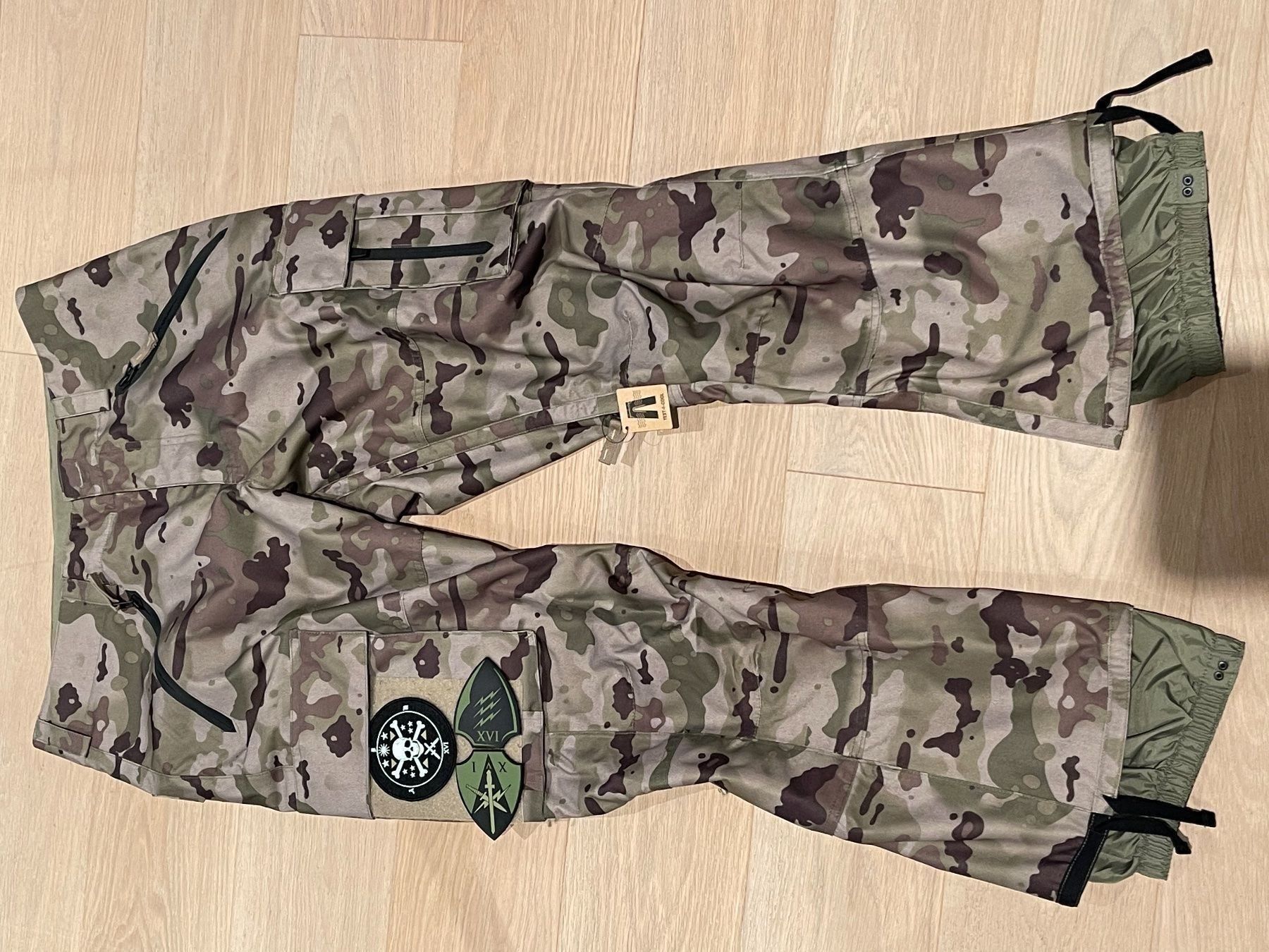 Burton Pantaloni: Burton Snowboard Hose Camouflage – Nuovo (secondo la descrizione) da Küsnacht ZH venduto da Nano_zh 1