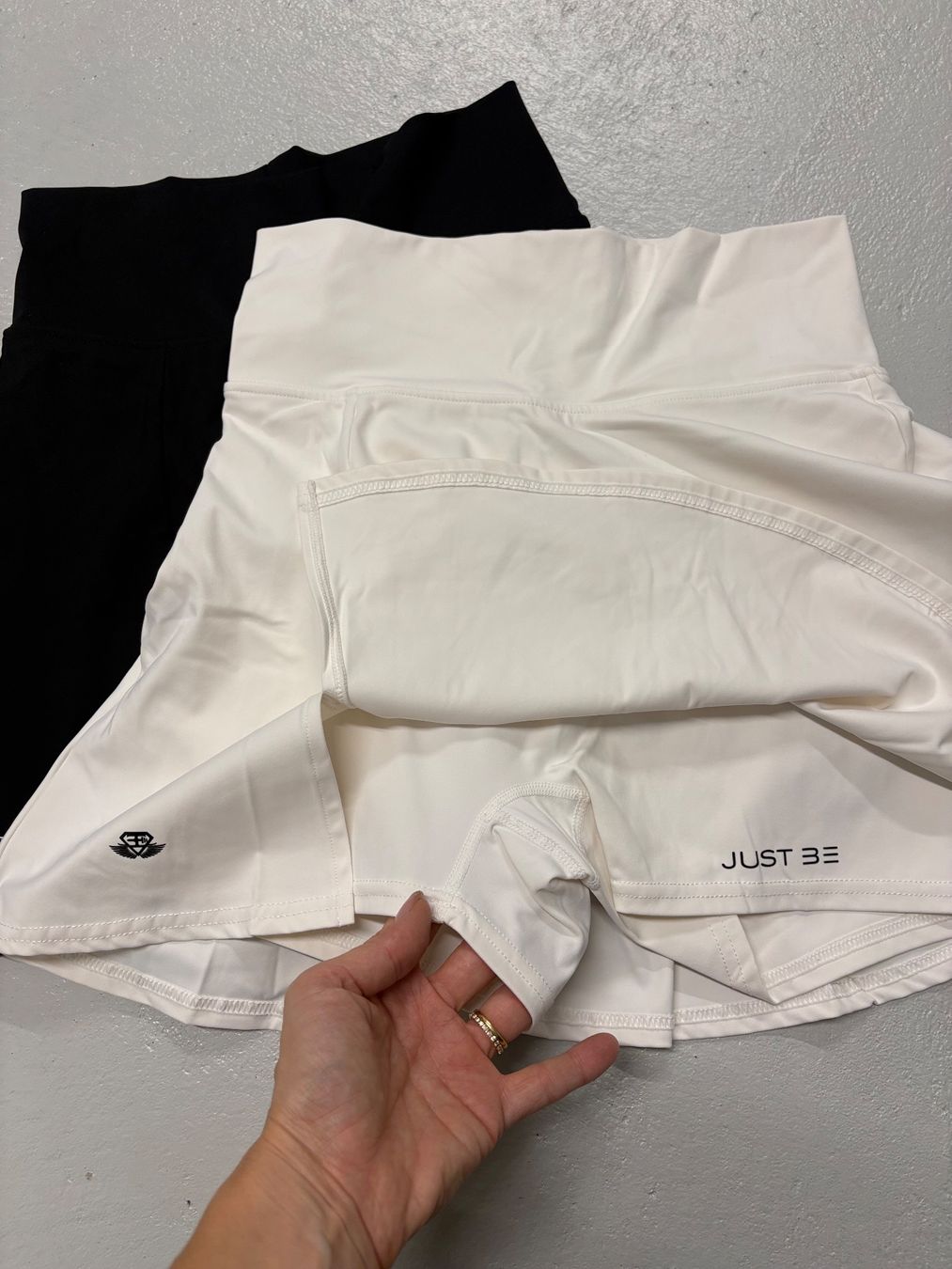 Pantaloni: 2 Skorts von Engineered Life schwarz weiss M – Usato da Regensdorf venduto da secondchancefashion 1