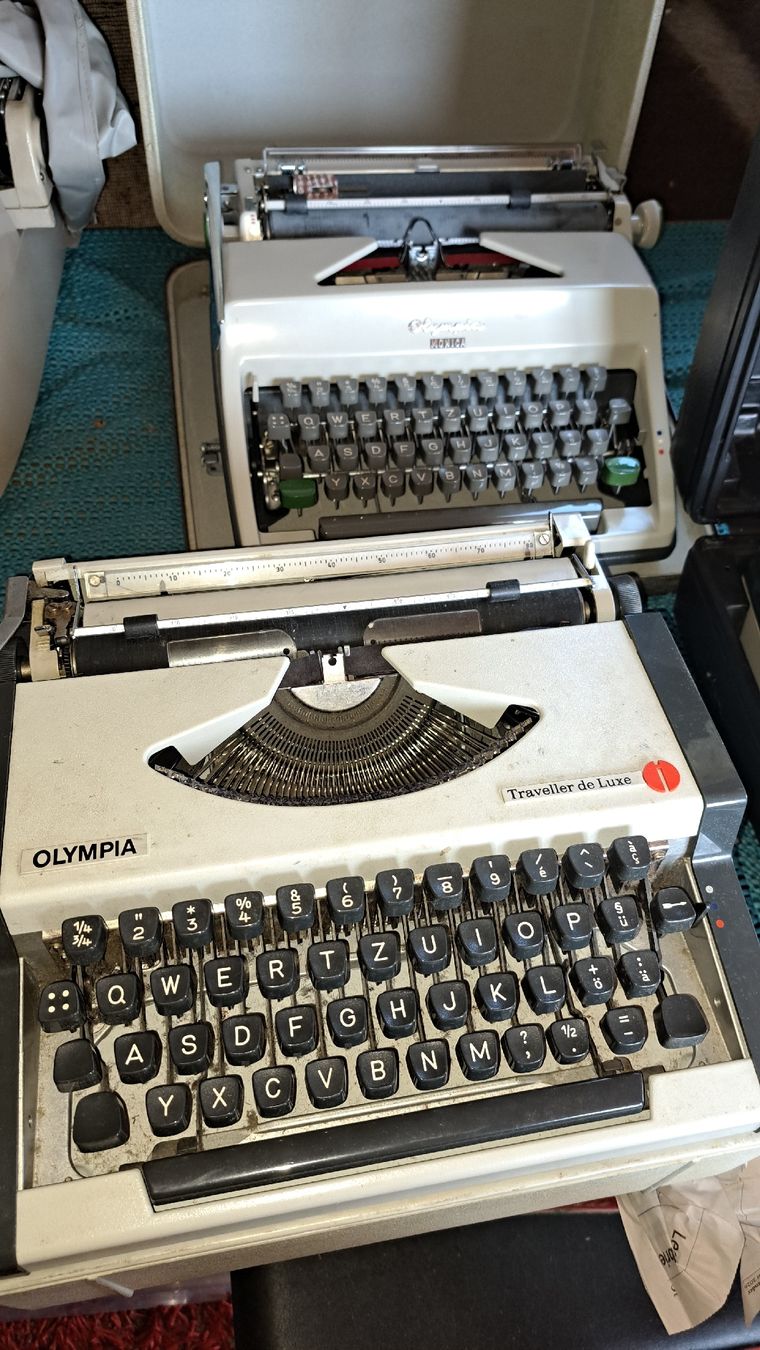 Macchine da scrivere: Schreibmaschinen Sammlung 5 Stk – Usato da Kölliken venduto da Upcycling-by-Mc-TAM 2