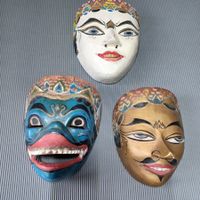 Sehr besondere und wunderschöne MASKEN. Asien. 3 x Stück.