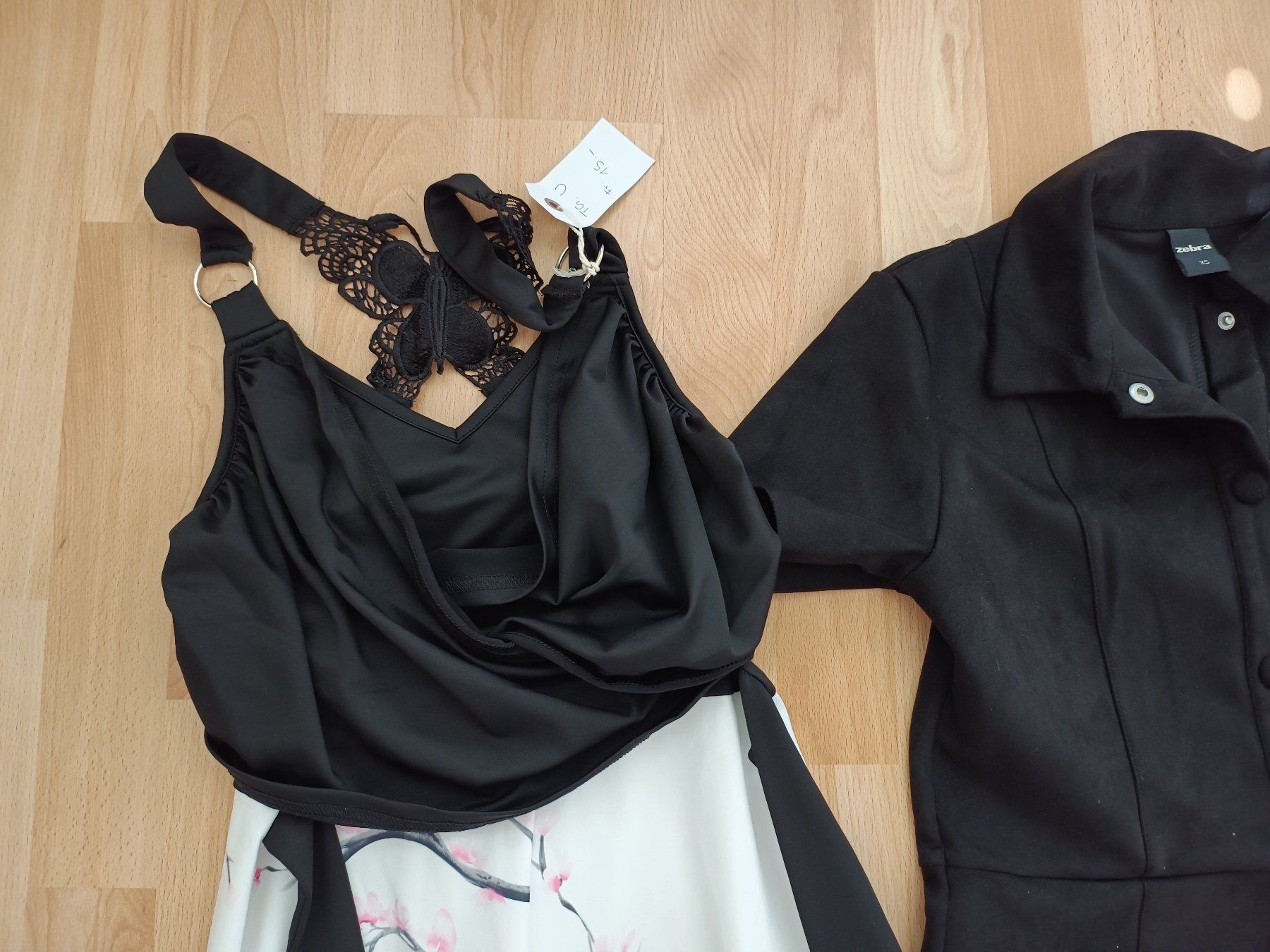Kleiderpakete: 4 Kleider grösse XS - S – Gebraucht aus Pfäffikon SZ von Elendir 1