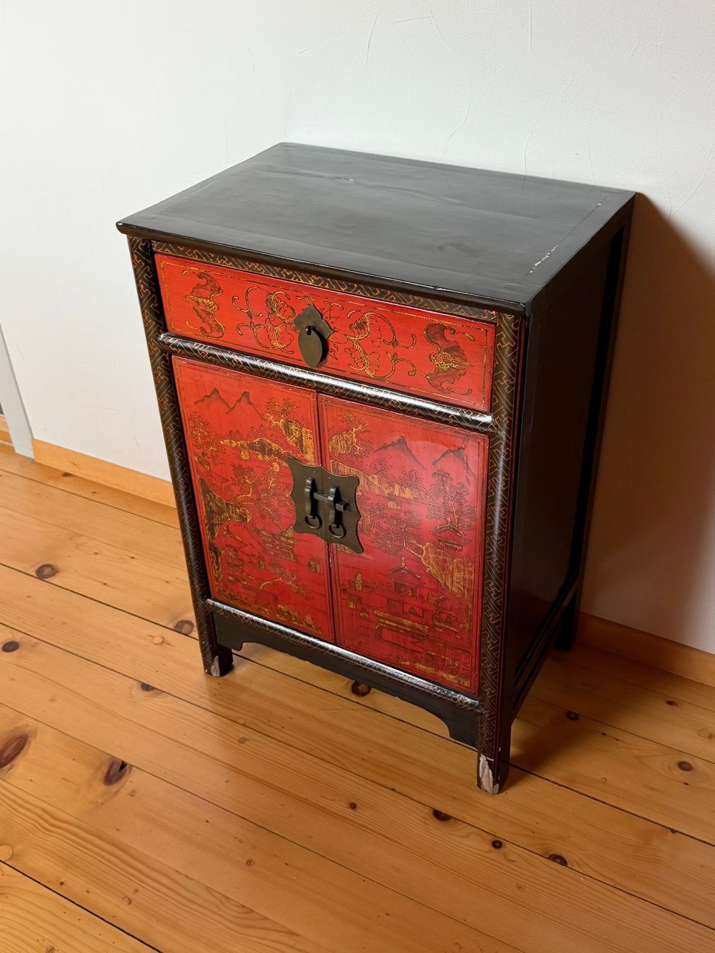 Cassettiere: Asiatische Kommode, rot-schwarz, antik – Usato da Wil SG venduto da Diomaiuta61 1